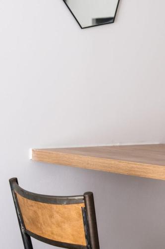 une chaise assise devant une étagère en bois dans l'établissement Central Part-Dieu - Appartement 1, à Lyon