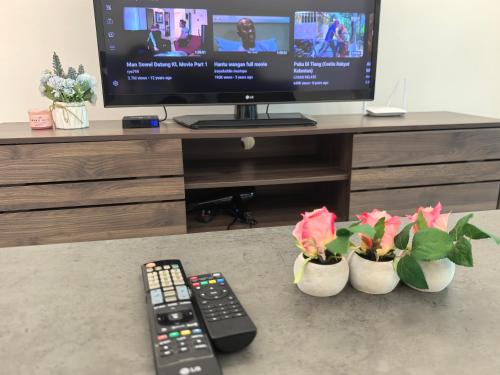 Televisyen dan/atau pusat hiburan di Bahagia Family House in Meritus