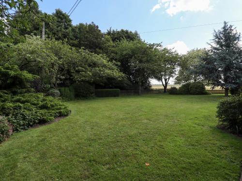 a large yard with trees and green grass at Moon Field Lodge in Scunthorpe