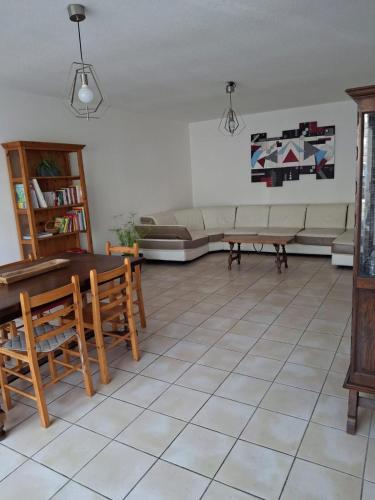 un salon avec un canapé et une table dans l'établissement La Ferme 3, à Arinthod