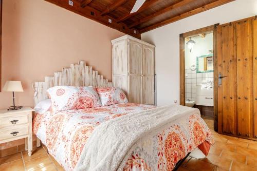 Un dormitorio con una cama con cabecero de madera. en La casita de Paco Albaicin, en Granada