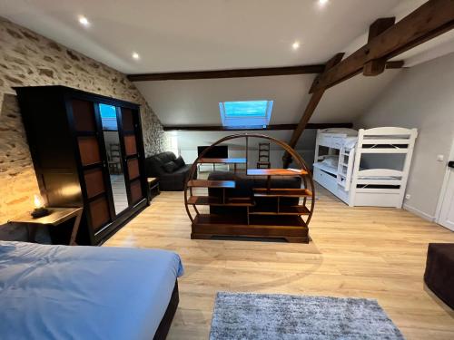 une chambre avec un lit et un salon dans l'établissement Gîtes du Domaine d'Auxonnettes L&J EVENEMENTS, à Auxonnettes