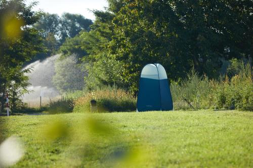 a blue and white object sitting in the grass at Camping Baleia in Pui