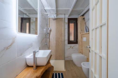 Ванная комната в Villa con piscina al mare