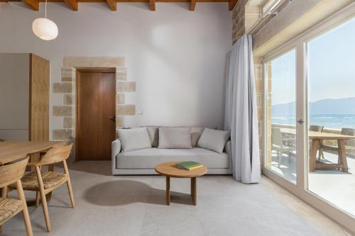 キサモスにあるVilla Maistrosのソファとテーブルのあるリビングルーム