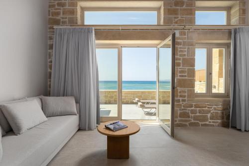 キサモスにあるVilla Maistrosのソファがあり海が見えるリビングルーム