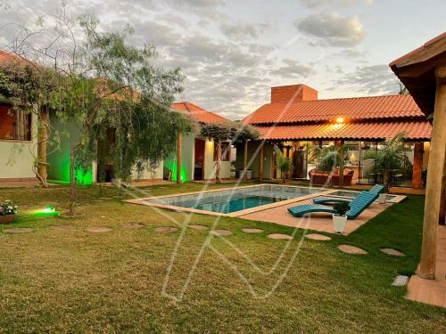 ein Haus mit einem Swimmingpool im Hof in der Unterkunft Recanto dos Sonhos - Rio Quente - Goiás in Rio Quente
