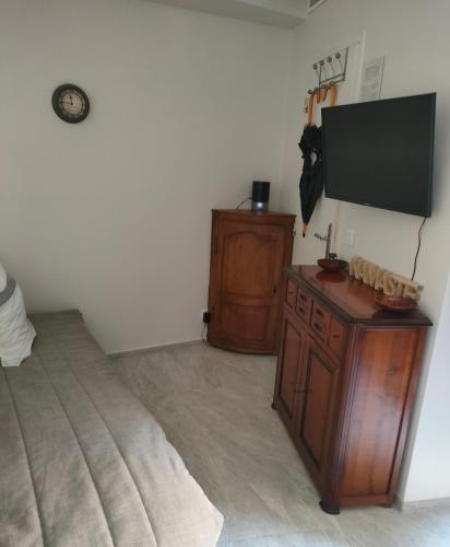 une chambre avec un lit et une télévision à écran plat dans l'établissement Chante Brise Studio, à Cannes