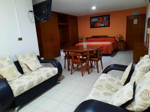 a living room with couches and a bed and a table at Hotel San Fernando Ciudad Valles in Ciudad Valles