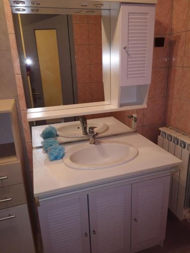 une salle de bain avec un lavabo et un miroir dans l'établissement Logement 100 m2 3 chambres 2 salles de bains, à Plainfaing