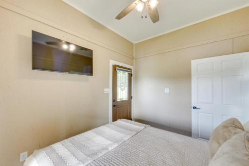 Un dormitorio con una cama y un televisor de pantalla plana. en Quiet Lake Gladewater Getaway with Dock and Kayaks!, en Gladewater