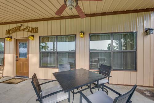 Imagen de la galería de Quiet Lake Gladewater Getaway with Dock and Kayaks!, en Gladewater