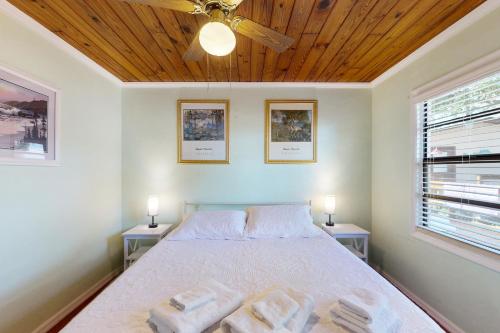 een slaapkamer met een bed met handdoeken erop bij Lake June Resort #10 in Lake Placid