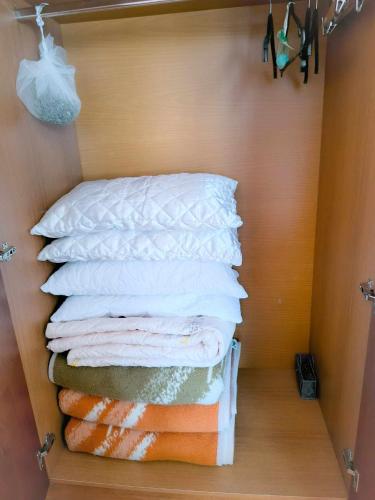 a pile of towels are stacked on a shelf at Το Αρχοντικό Της Βέτας Στον Όλυμπο! in Pýthion