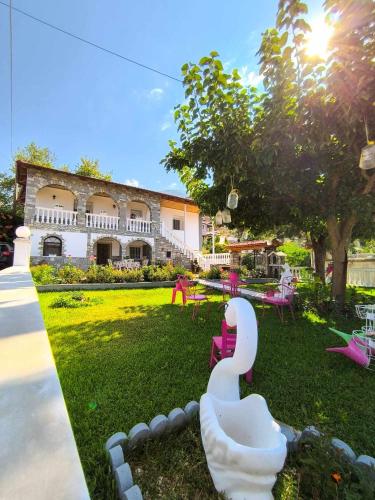 a garden with sculptures in front of a building at Το Αρχοντικό Της Βέτας Στον Όλυμπο! in Pýthion