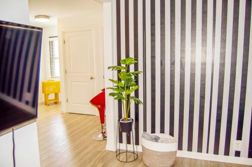 Μια τηλεόραση ή/και κέντρο ψυχαγωγίας στο Cozy Condo, Minutes from Broadwy, Sleeps 5