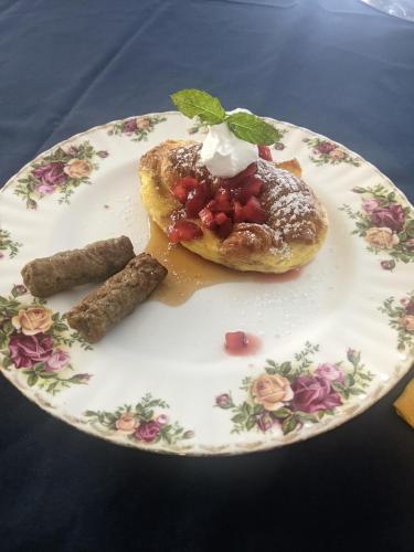 een bord met een donut en wat eten erop bij The Parks Inn in Three Rivers