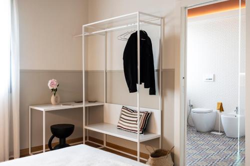 a bathroom with a closet with a mirror and a toilet at Villa Agavì in Marano sul Panaro