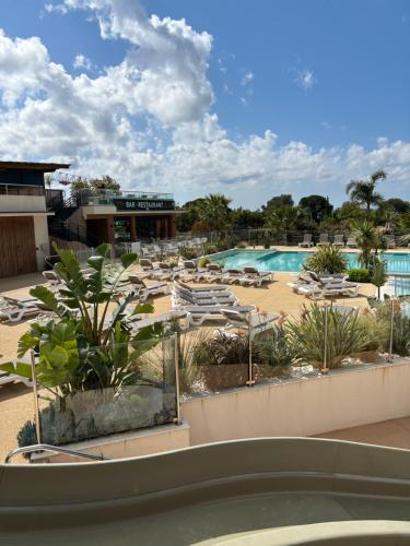 un complexe avec piscine et chaises longues dans l'établissement Bungalow de Luxe, New, Top-of-the-range amenities, Air conditioning, Jacuzzi and Sea view, à Saint-Raphaël
