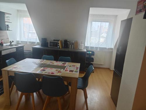 a kitchen with a table and chairs in a kitchen at Work and Stay Eschweiler 80 Qm 5 Betten 2 Schlafzimmer,Neu in Eschweiler