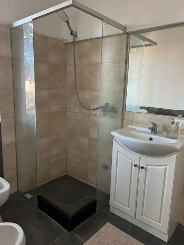 Ένα μπάνιο στο Casa un dormitorio Los Arrayanes
