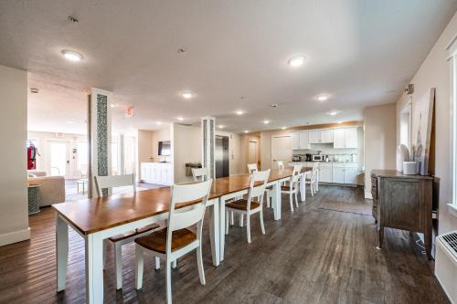 a kitchen and dining room with a table and chairs at Kasa Gold Coast Inn Traverse City in Traverse City