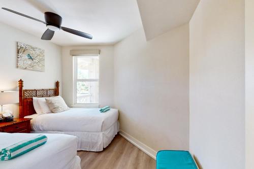 a bedroom with two beds and a window at Pili Mai in Kipu