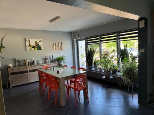 a kitchen with a table and chairs and plants at Chambre de la Wamme 2 in Marche-en-Famenne
