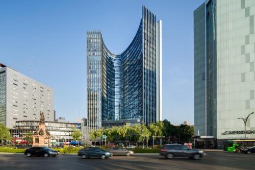 a city with cars driving in front of tall buildings at 3 BR Upscale Art House Reforma Avenue in Mexico City
