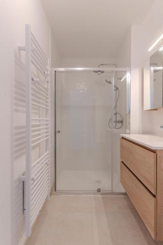 une salle de bain avec une douche avec une porte vitrée dans l'établissement Superbe maison neuve proche centre-ville et plage pour 4 personnes, à Neufchâtel-Hardelot