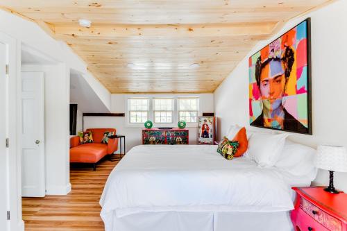 - une chambre avec un lit blanc et un plafond en bois dans l'établissement Sunny Westport 2 BR Retreat above Historic Mill, à Westport