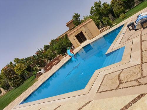 an overhead view of a swimming pool with blue water at كمبوند وادى النخيل طريق القاهرة اسكندريه الصحراوى in Qaryat ash Shamālī