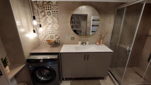 Ванная комната в Calliope Apartment