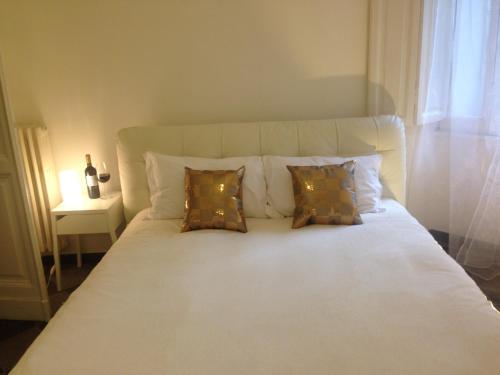 ローマにあるSt. John Apartmentの白い大型ベッド(枕付)、ナイトスタンド