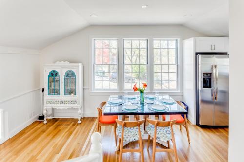 une cuisine avec une table avec des chaises et un réfrigérateur dans l'établissement Sunny Westport 2 BR Retreat above Historic Mill, à Westport