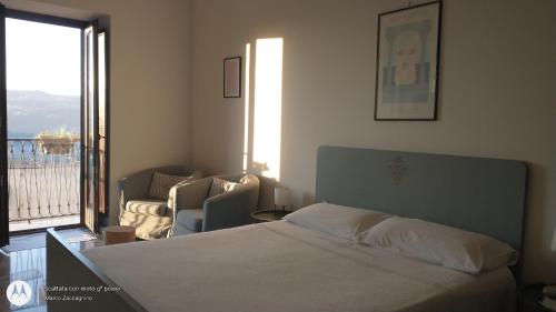 a bedroom with a bed and a living room with a balcony at Ruoti 1885 in Ruoti