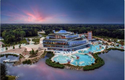 une vue aérienne d'un complexe avec piscine dans l'établissement Paris Disneyland appartement centre-ville, parking, au coeur de l'aviron, à Vaires-sur-Marne