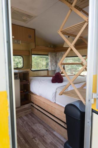 Photo de la galerie de l'établissement De knusse kuiken caravan, à Ronnet