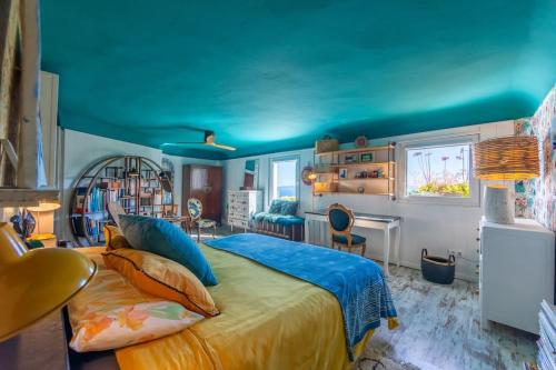 a bedroom with a bed with a blue ceiling at Loft en Tarifa con vistas a África in Tarifa