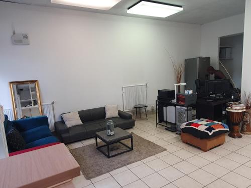 un salon avec un canapé et une table dans l'établissement Confort appartement, à Chaville