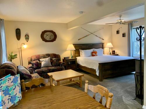 Ένα ή περισσότερα κρεβάτια σε δωμάτιο στο Fox Hollow Inn