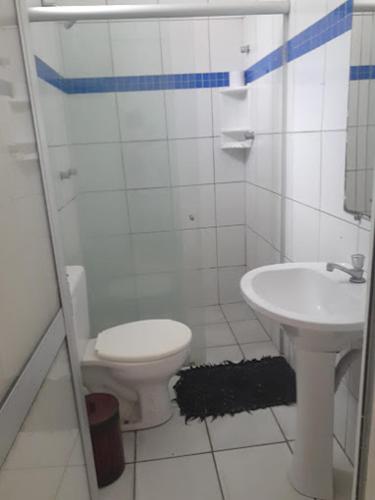 a bathroom with a toilet and a sink at Pousada Azul da Broadway in Canoa Quebrada