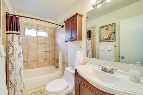 Ένα μπάνιο στο Walkable Townhome in Meridian with Private Yard!