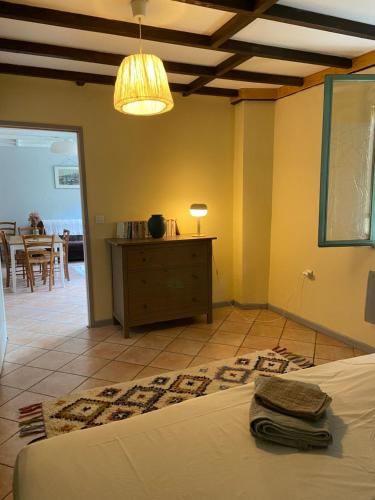 une chambre avec un lit et une salle à manger avec une table dans l'établissement Appartement 3 pièces RDC plein centre ville, à Marciac