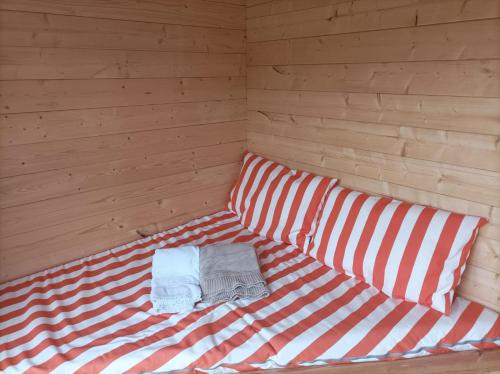 a room with a bed with two towels on it at Rasterhof in Aldino