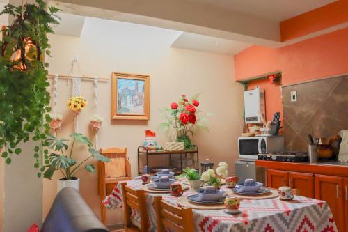 a kitchen with a table with plates on it at Departamento Santa Fe (totalmente nuevo) in Taxco de Alarcón