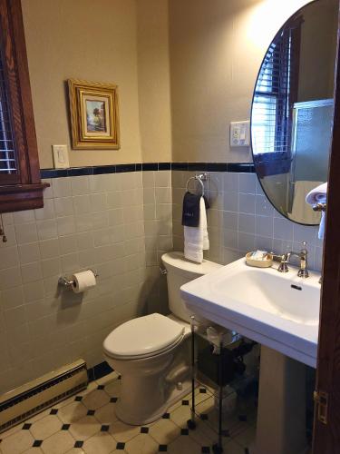 Bilik mandi di Altland House Inn & Suites