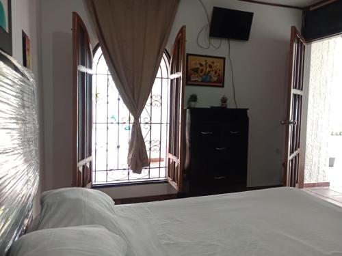 The Chill in Mansion Hostel Santa Martaにあるベッド