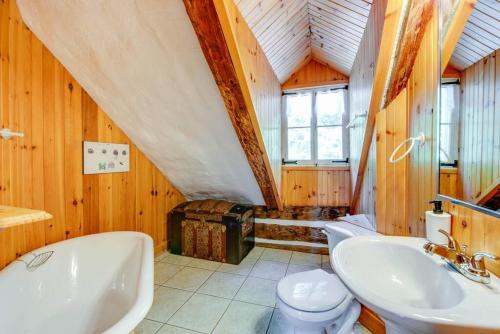 a bathroom with two sinks and a tub and a toilet at Maison Bilodeau Ethier - 5 chambres - 13 personnes in Saint-Férréol-les-Neiges