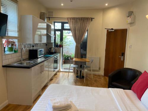 Dapur atau dapur kecil di Lyall Apartment Hotel